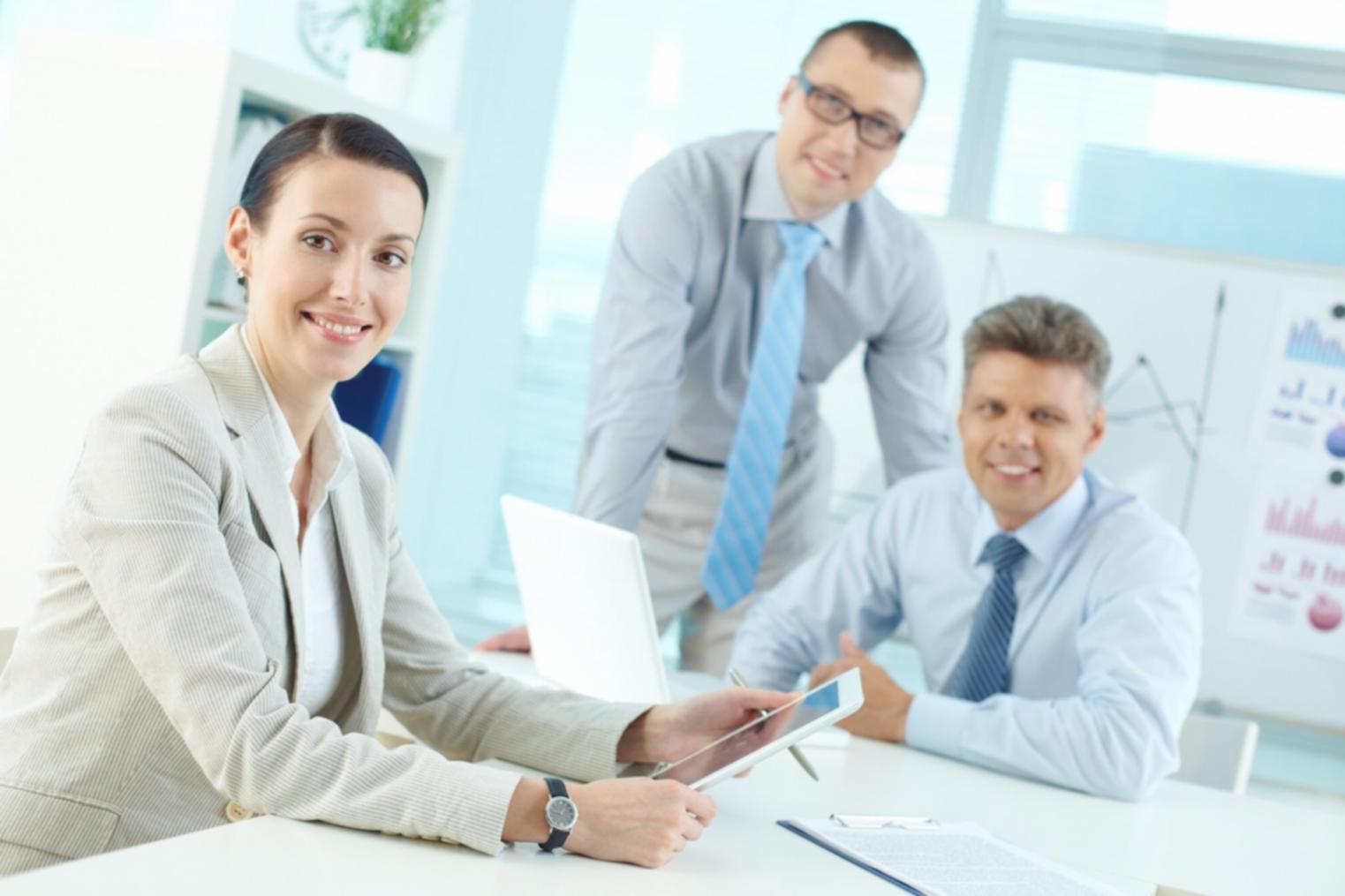 Estudiantes trabajando con datos financieros y gráficos de análisis competitivo